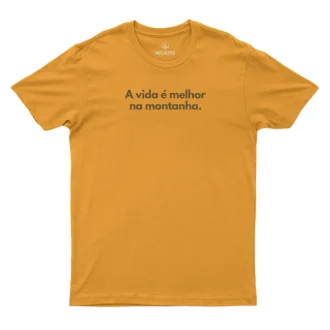 Camiseta Masculina A Vida É Melhor Na Montanha Nos Alpes - Mostarda
